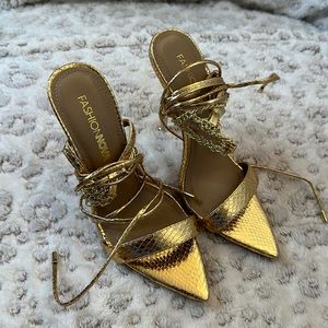 NEW Fashion nova gold heels zise 6